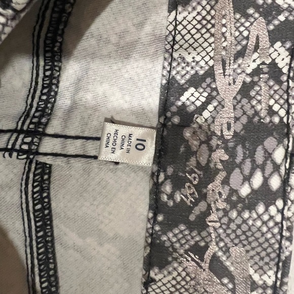 🧡 5 for $25 sale 🧡 SEVEN7 jeans snakeskin pattern - Picture 3 of 4